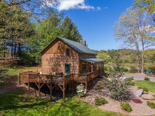 Exterior - South Fork Cabin - charming cabin between Boone and West Jefferson with a hot tub. Pets welcome (Fleetwood)