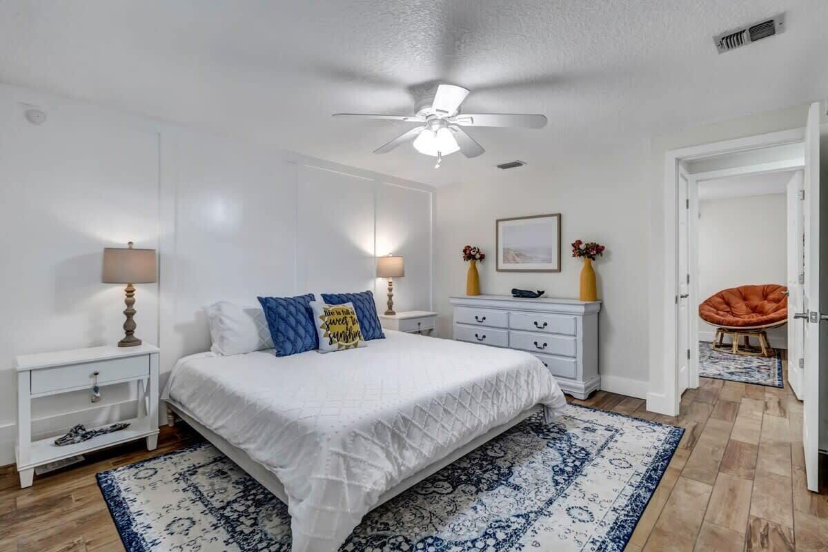 4 bedrooms, desk, iron/ironing board, travel crib