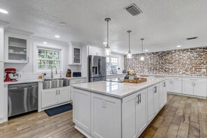 Unclassified image, 4 of 41, button