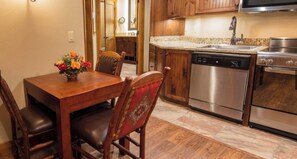 Dining - Cabin, Mt top, std unit sleeps 4. Available Sat Nov 21/2026 to Sat Nov 28/2026. (Gatlinburg)