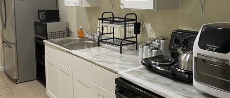 Refrigerador, microondas, placa de cocina, cafetera/tetera