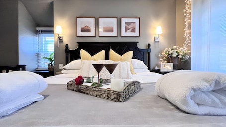 2 bedrooms, desk, iron/ironing board, free WiFi. Modern/Luxury 2 bdrm- KING Bed- University City