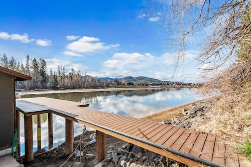 Waterfront hideaway with views, private dock on Pend Oreille River, kayaks & W/D