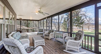 Waterfront hideaway with views, private dock on Pend Oreille River, kayaks & W/D