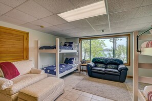 4 bedrooms, internet, bed sheets, wheelchair access