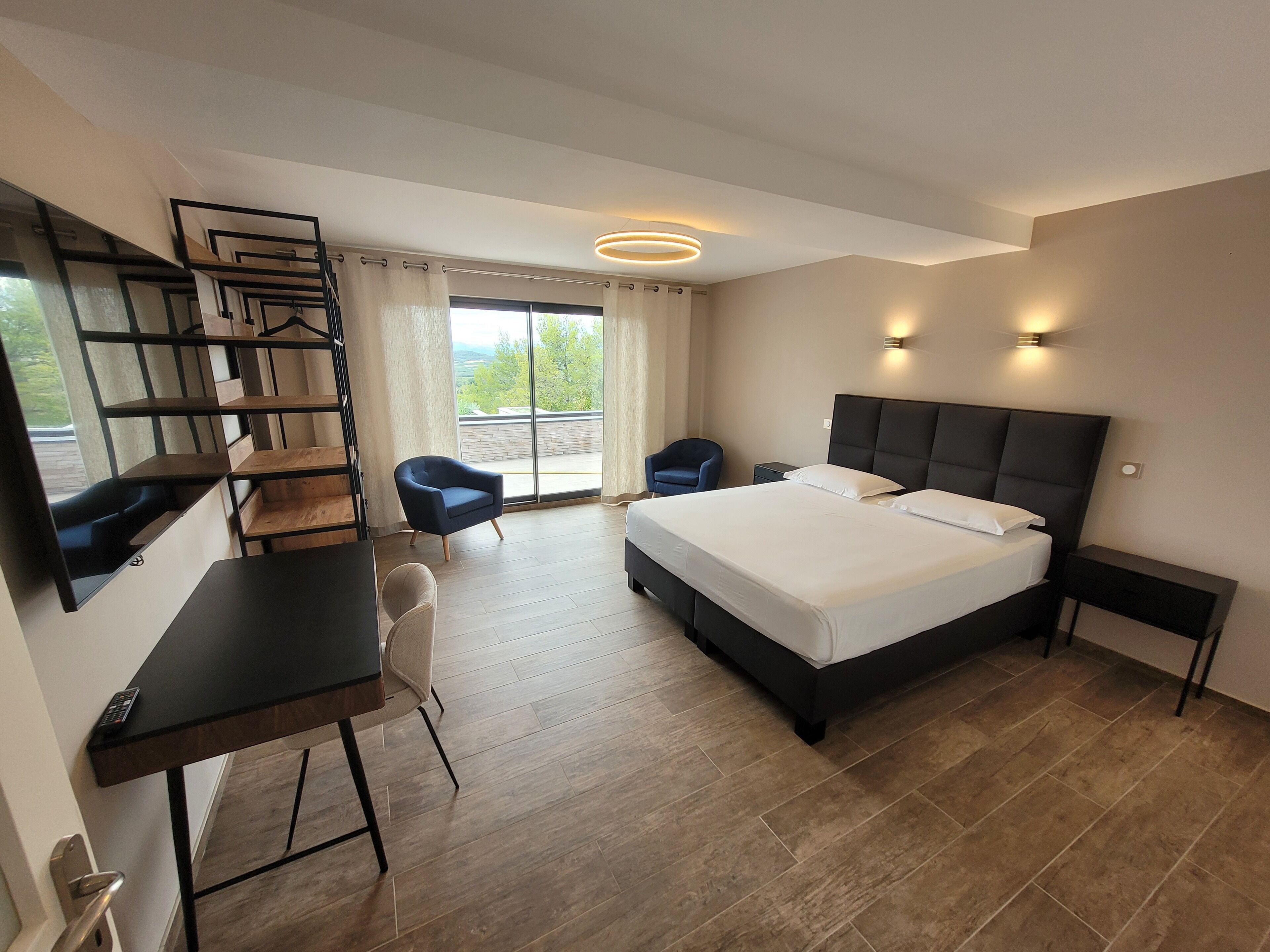 4 soverom, skrivebord, strykejern/-brett og reiseseng for barn