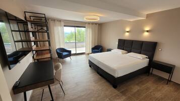 4 slaapkamers, een bureau, een strijkplank/strijkijzer, reisbedje