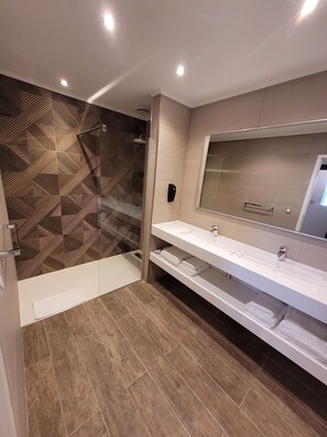 Shower, hair dryer, towels, soap - Villa du Belvédère (Montagnac)