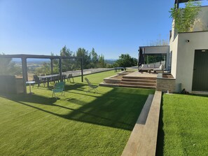 Outdoor dining - Villa du Belvédère (Montagnac)