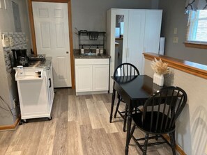 Geladeira, micro-ondas, cooktop, cafeteira/chaleira