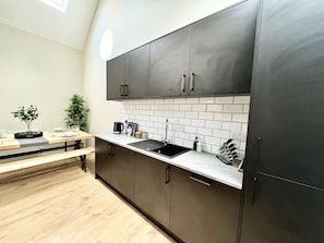 Kühlschrank, Mikrowelle, Ofen, Geschirrspüler