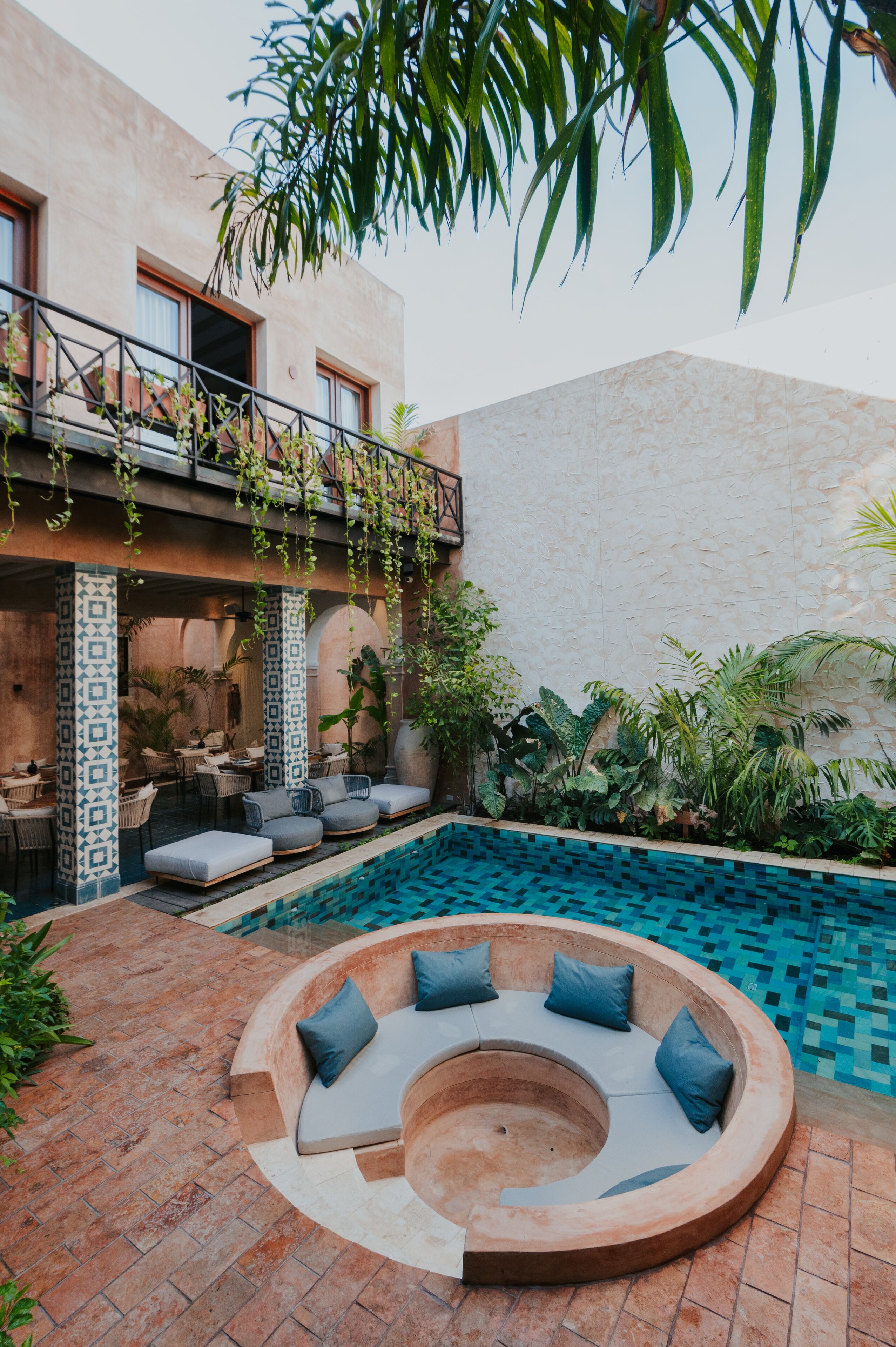 outdoor pool, pool loungers