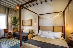 Escriptori, cortines opaques, planxa i posts de planxar i wifi gratuïta 