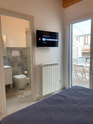 1 bedroom, bed sheets - Lorenzo's Central Guest House with Terrace and Parking (Castellammare del Golfo)