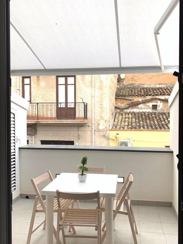 Outdoor dining - Lorenzo's Central Guest House with Terrace and Parking (Castellammare del Golfo)