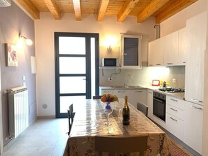 Fridge, microwave, stovetop, coffee/tea maker - Lorenzo's Central Guest House with Terrace and Parking (Castellammare del Golfo)