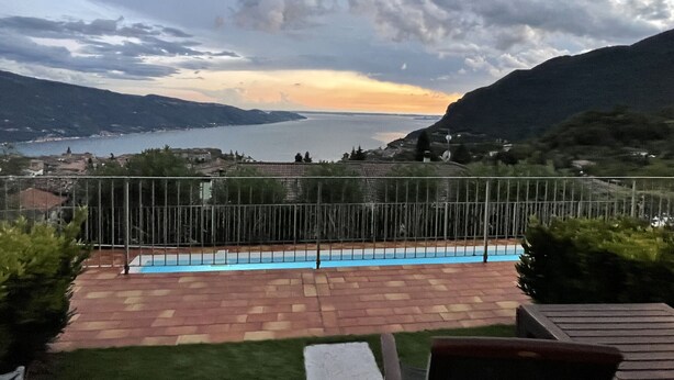 Blick auf ein Schwimmbecken mit einer Berglandschaft im Hintergrund.