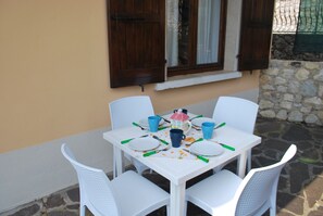 Outdoor dining - Lina's Home by Theater Home, with terrace and lake view (Tignale)