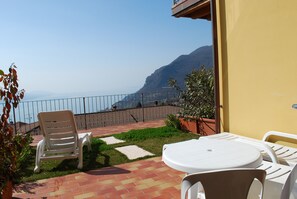 Outdoor dining - Dante by Theater Home, with pool and marvellous lakeview (Tignale)
