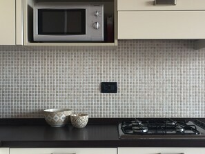 ثلاجة، ميكروويف، غسالة أطباق، ماكينة لصنع القهوة/الشاي