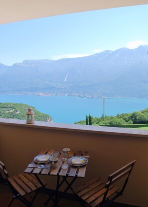Outdoor dining - Nadia by Theater Home, with garden and marvellous lake view (Tignale)