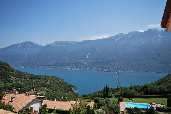 View from property - Nadia by Theater Home, with garden and marvellous lake view (Tignale)
