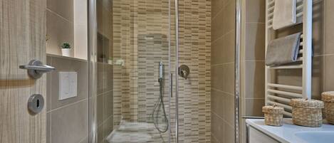 Douche, serviettes fournies