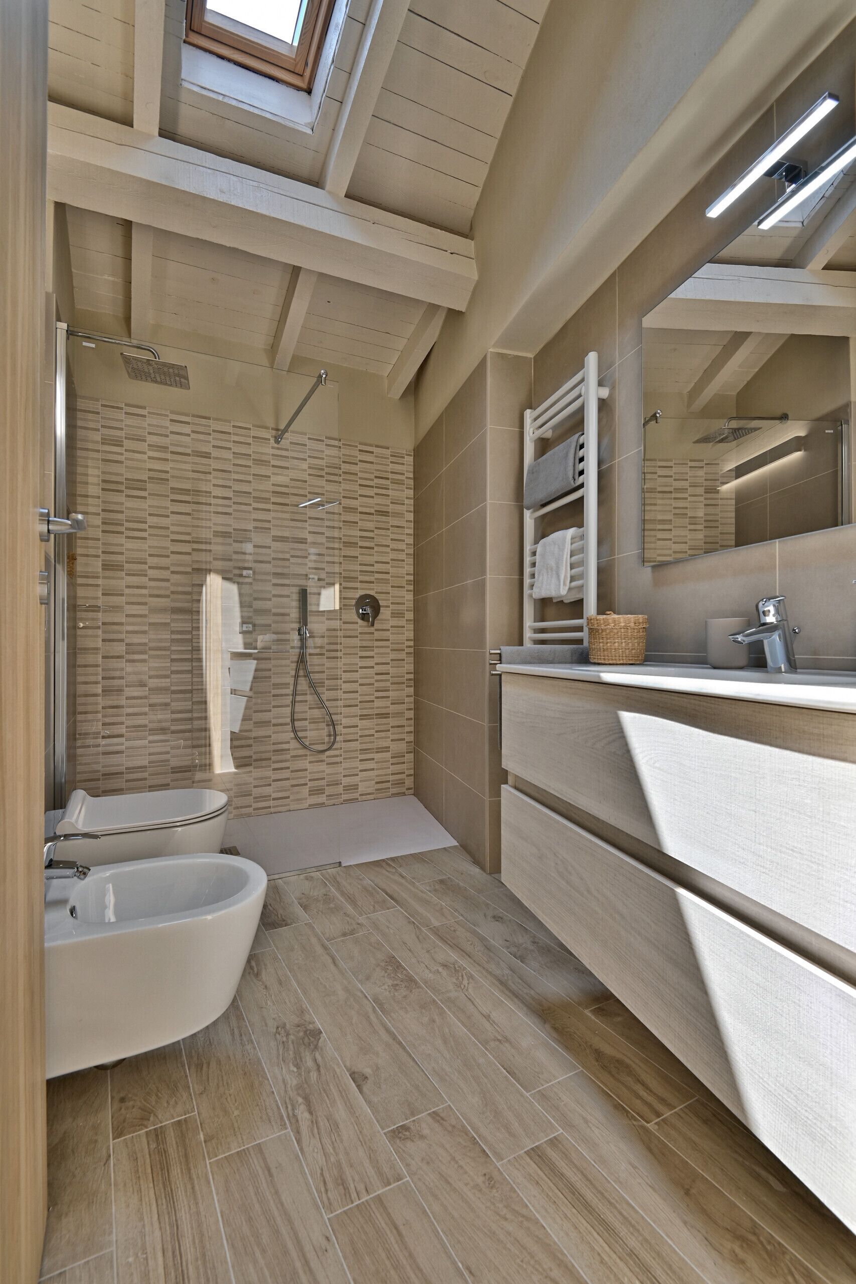 Een douche, handdoeken