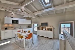 Fridge, microwave, dishwasher, coffee/tea maker - Luna by Theater Home, in the historic center (Tignale)
