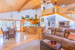 Smart TV, caminetto, tavolo da calcetto, tavolo da ping pong