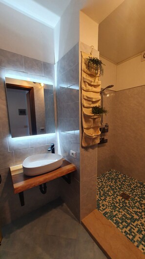 Shower, towels