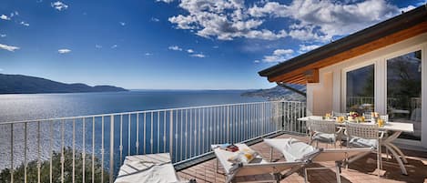 تناول الطعام بالخارج