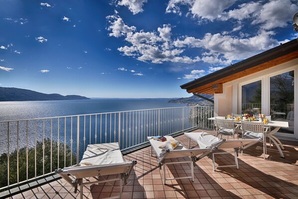 تناول الطعام بالخارج