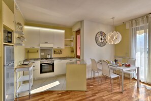 Réfrigérateur, four à micro-ondes, un four, surface de cuisson