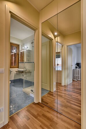 Chuveiro, toalhas de banho