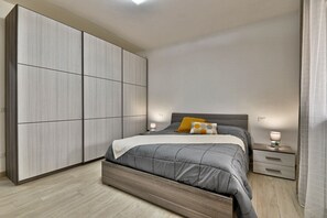 2 bedrooms, free WiFi, bed sheets - La Palma by Theater Home, near the center and the beach (Toscolano-Maderno)