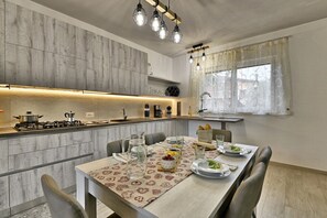 Fridge, microwave, oven, dishwasher - La Palma by Theater Home, near the center and the beach (Toscolano-Maderno)