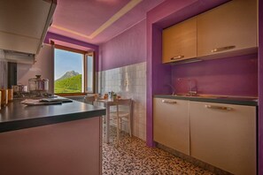 Fridge, oven, dishwasher, coffee/tea maker