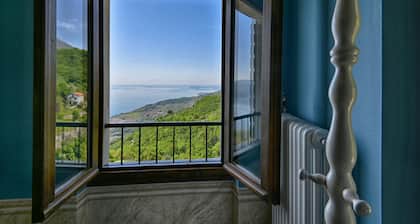 Al Pos by Theater Home, with marvellous lake view
