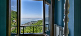 Al Pos by Theater Home, with marvellous lake view