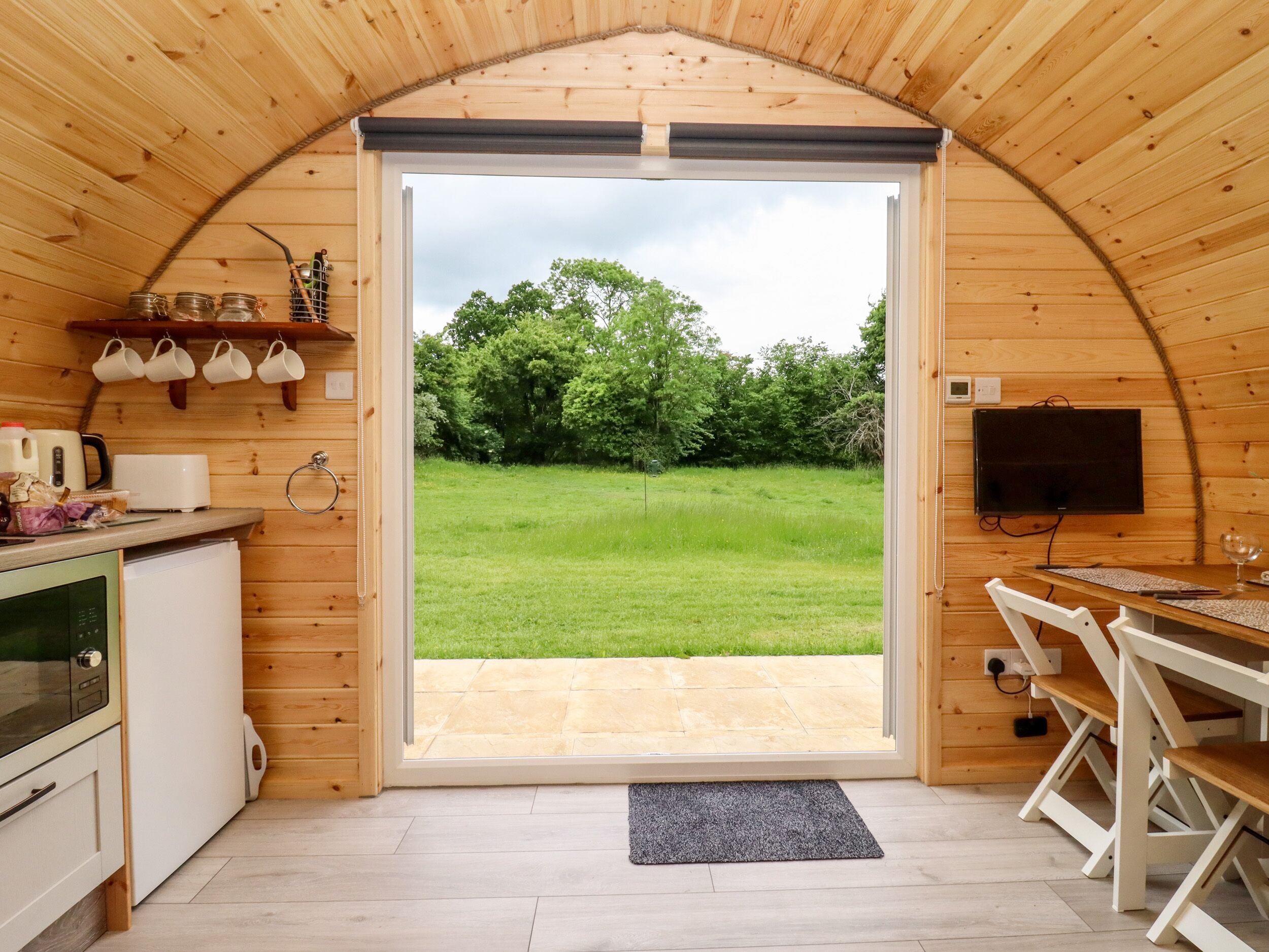 Cottage | Private kitchen | Fridge, electric kettle, toaster, cookware/dishes/utensils