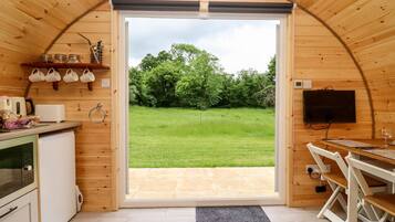 Cottage | Private kitchen | Fridge, electric kettle, toaster, cookware/dishes/utensils