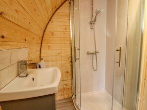 Cottage | Bathroom | Shower - Meadow Lodge @ Berrys Place Farm (Gloucester)