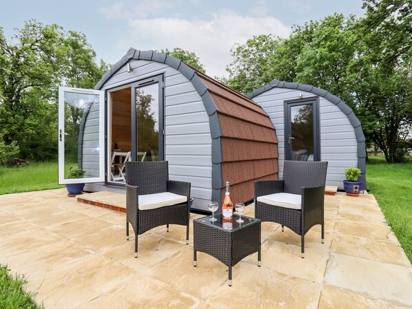Terrace/patio - Meadow Lodge @ Berrys Place Farm (Gloucester)
