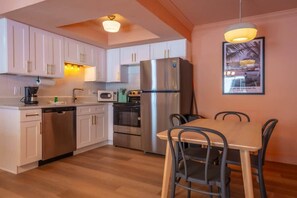 Kühlschrank, Wasserkocher mit Kaffee-/Teezubehör