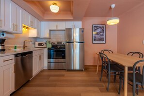 Kühlschrank, Wasserkocher mit Kaffee-/Teezubehör