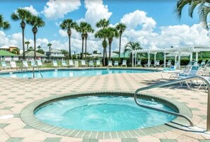 Utendørsbasseng og et oppvarmet basseng