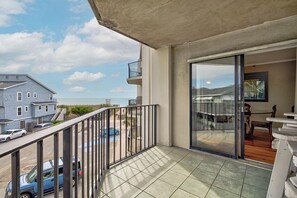 Property grounds - Ocean Views, Balcony, Pool, STEPS to Beach Restaurants Shops (Wrightsville Beach)
