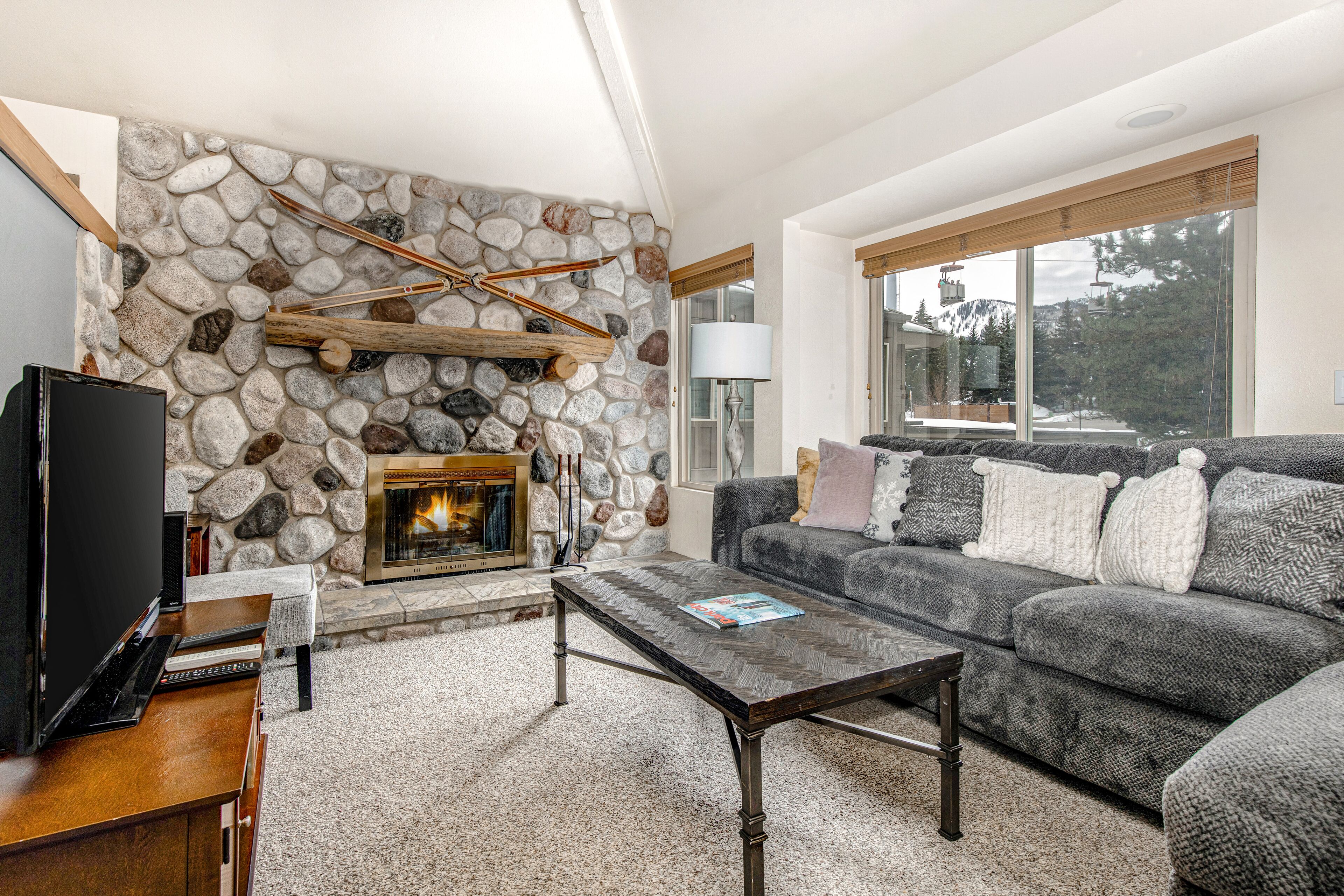 Tv, eldstad och dvd-spelare