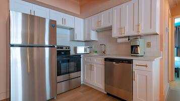 Een koelkast, een magnetron, een oven, een kookplaat